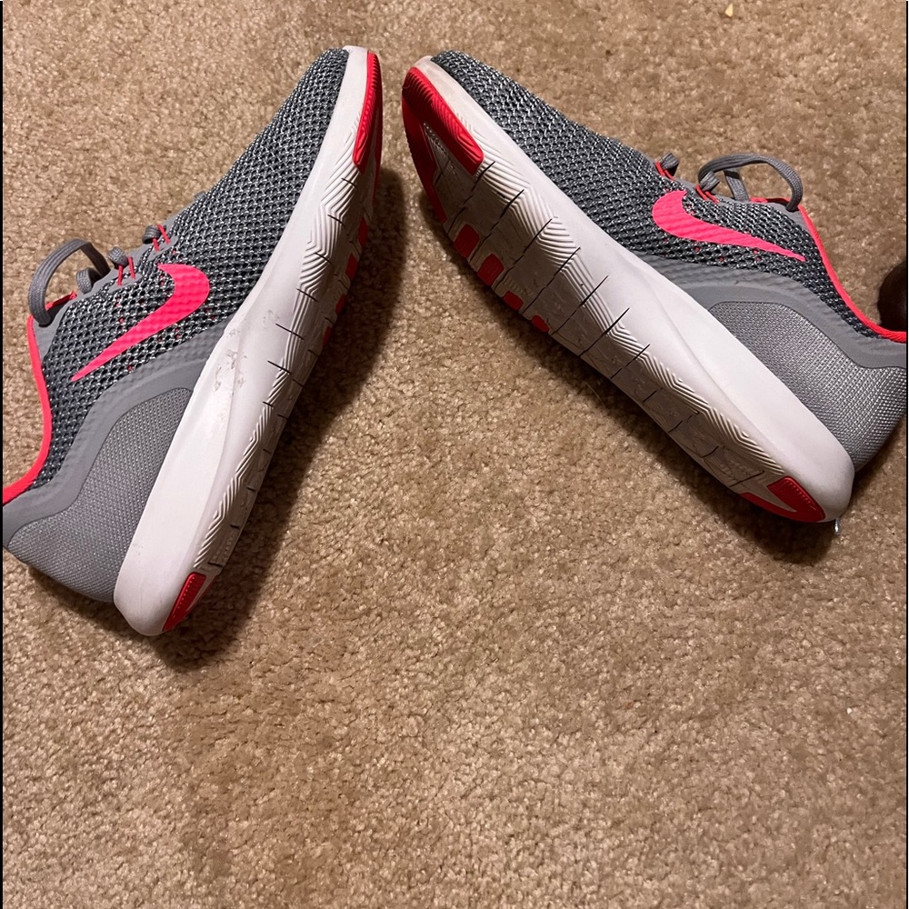 Nike Women’s Flex Trainer. Size 9. (898479-006) Gray/Pink Running sneakers